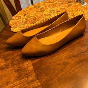 Ladies Flats Size 8 Tan.    106